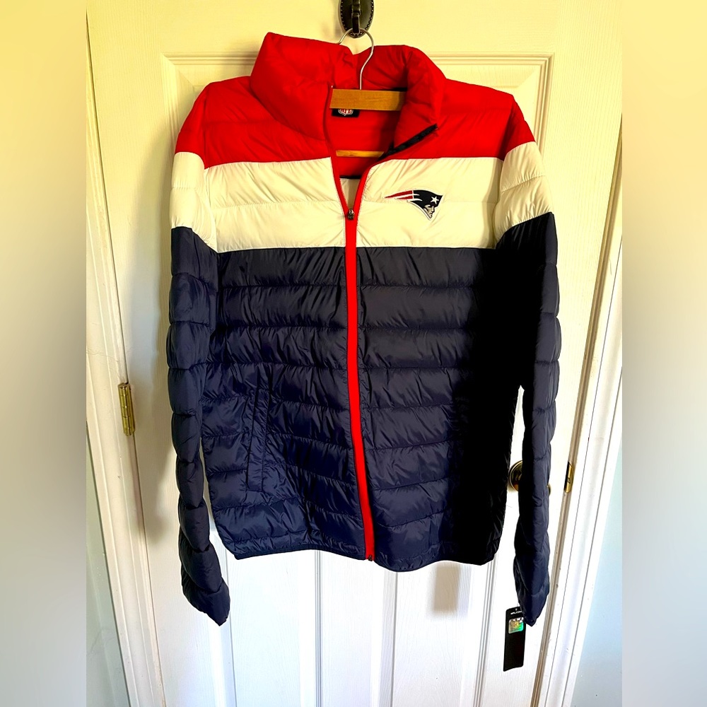 NFL brand Patriots men’s medium puffer jacket new with tags. Polyester filling.